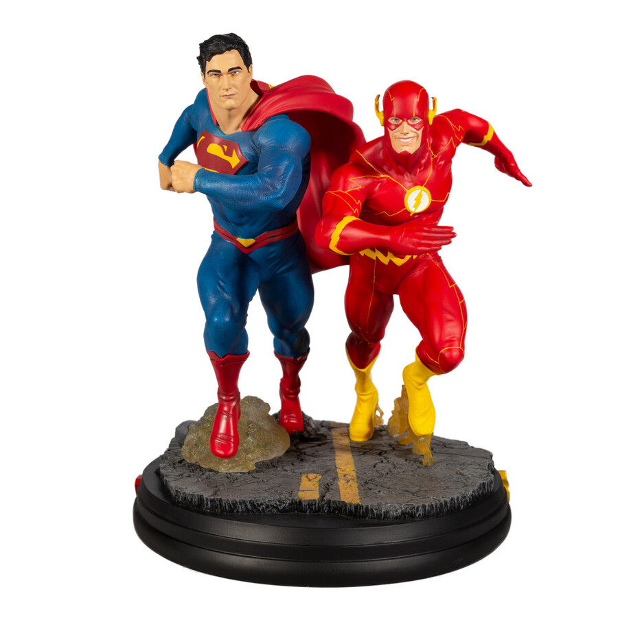 statua in resina di superman contro flash dc battle
