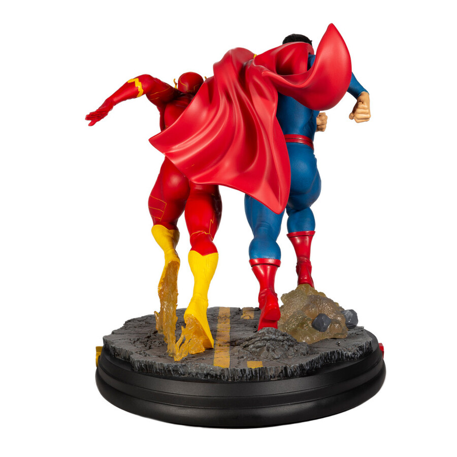 statua in resina di superman contro flash dc battle