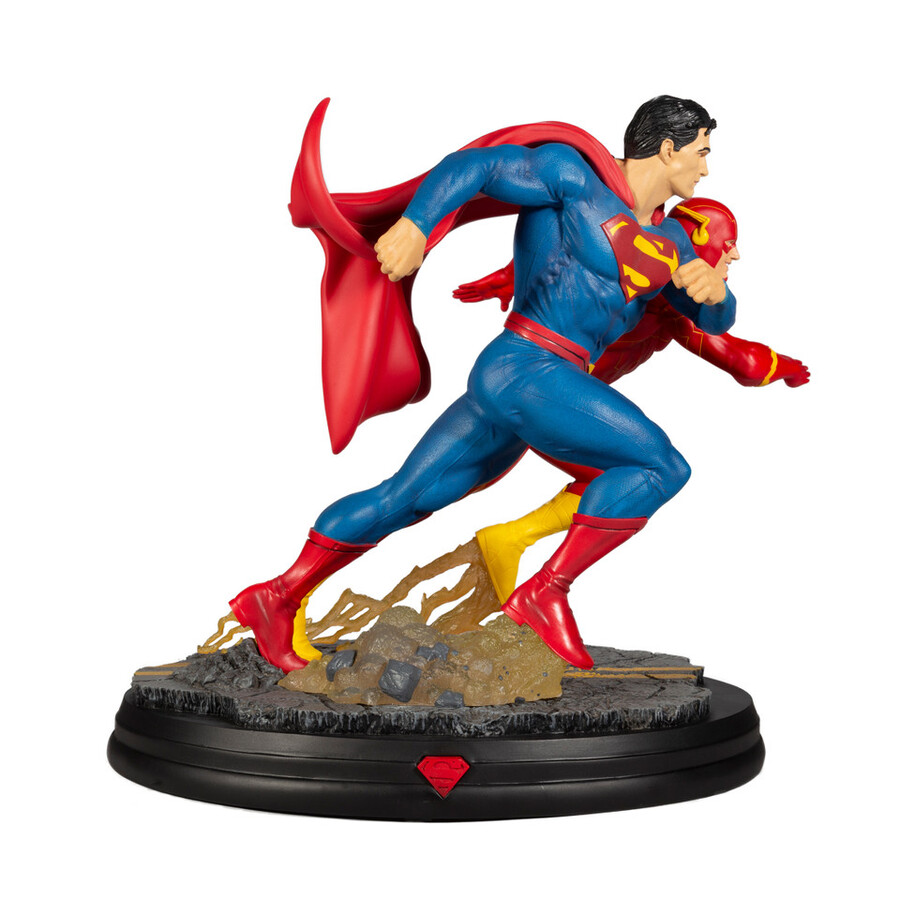 statua in resina di superman contro flash dc battle