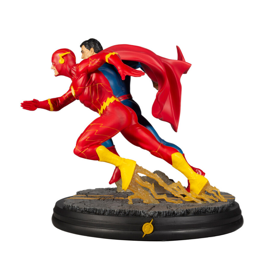 statua in resina di superman contro flash dc battle