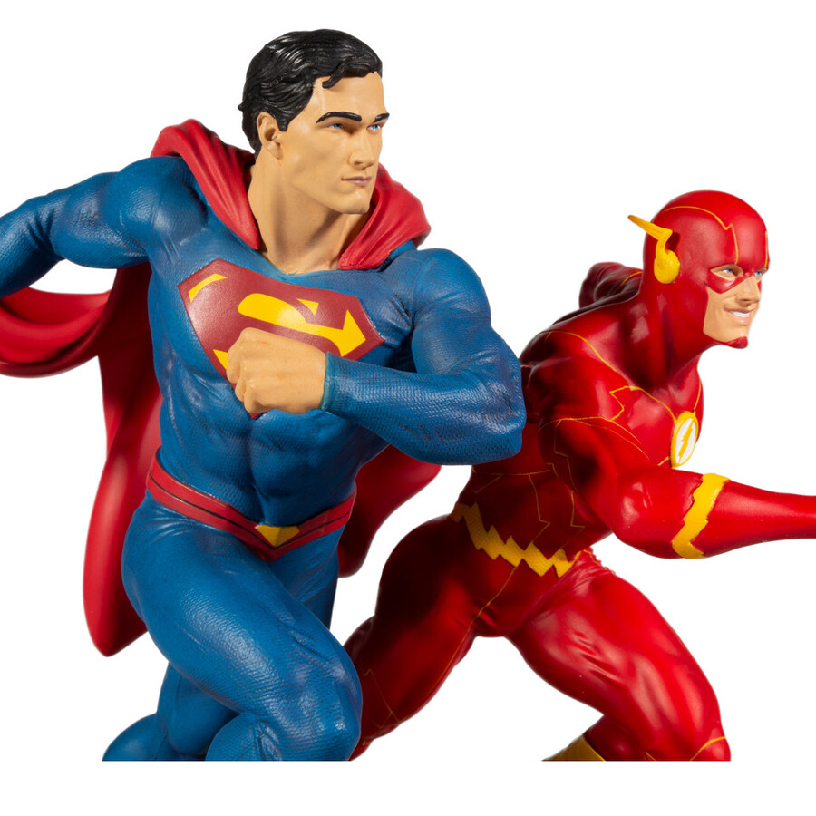 statua in resina di superman contro flash dc battle