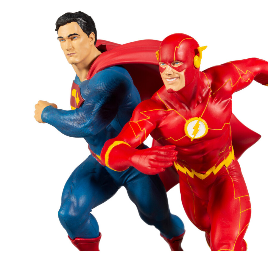 statua in resina di superman contro flash dc battle